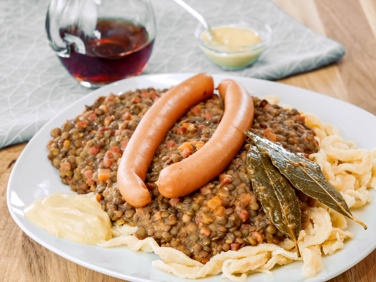 Linsen mit Spätzle und Saitenwürstchen linsen mit spätzle und saiten