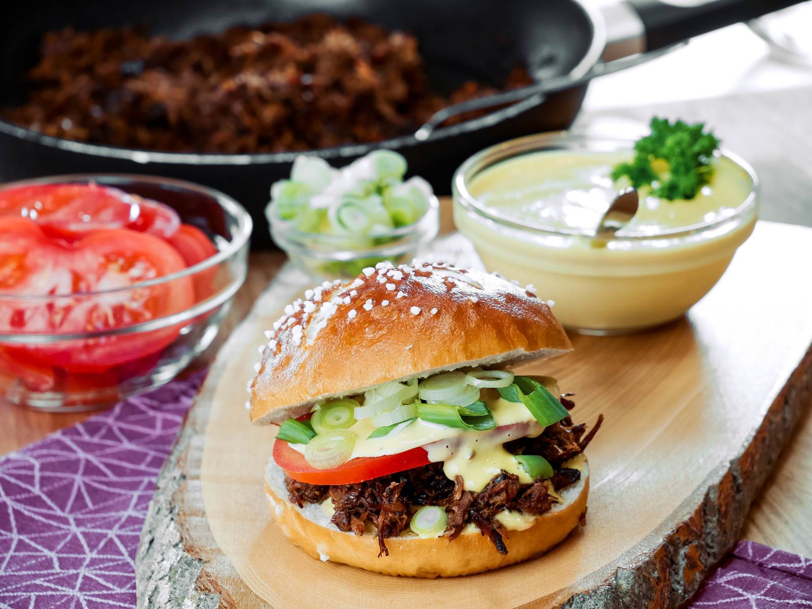 Gezupftes Knochenfleisch in Laugenbrötchen