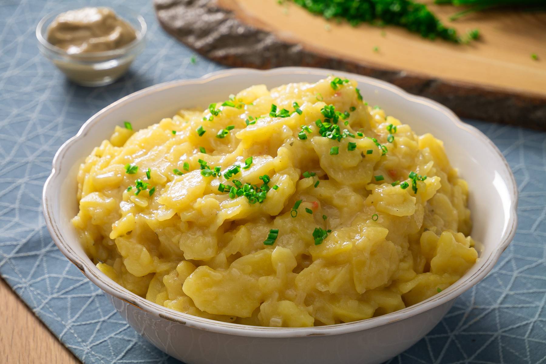 Schwäbischer Kartoffelsalat mit Brühe Schwäbischer Kartoffelsalat ohne Mayonnaise serviert mit Maultaschen.