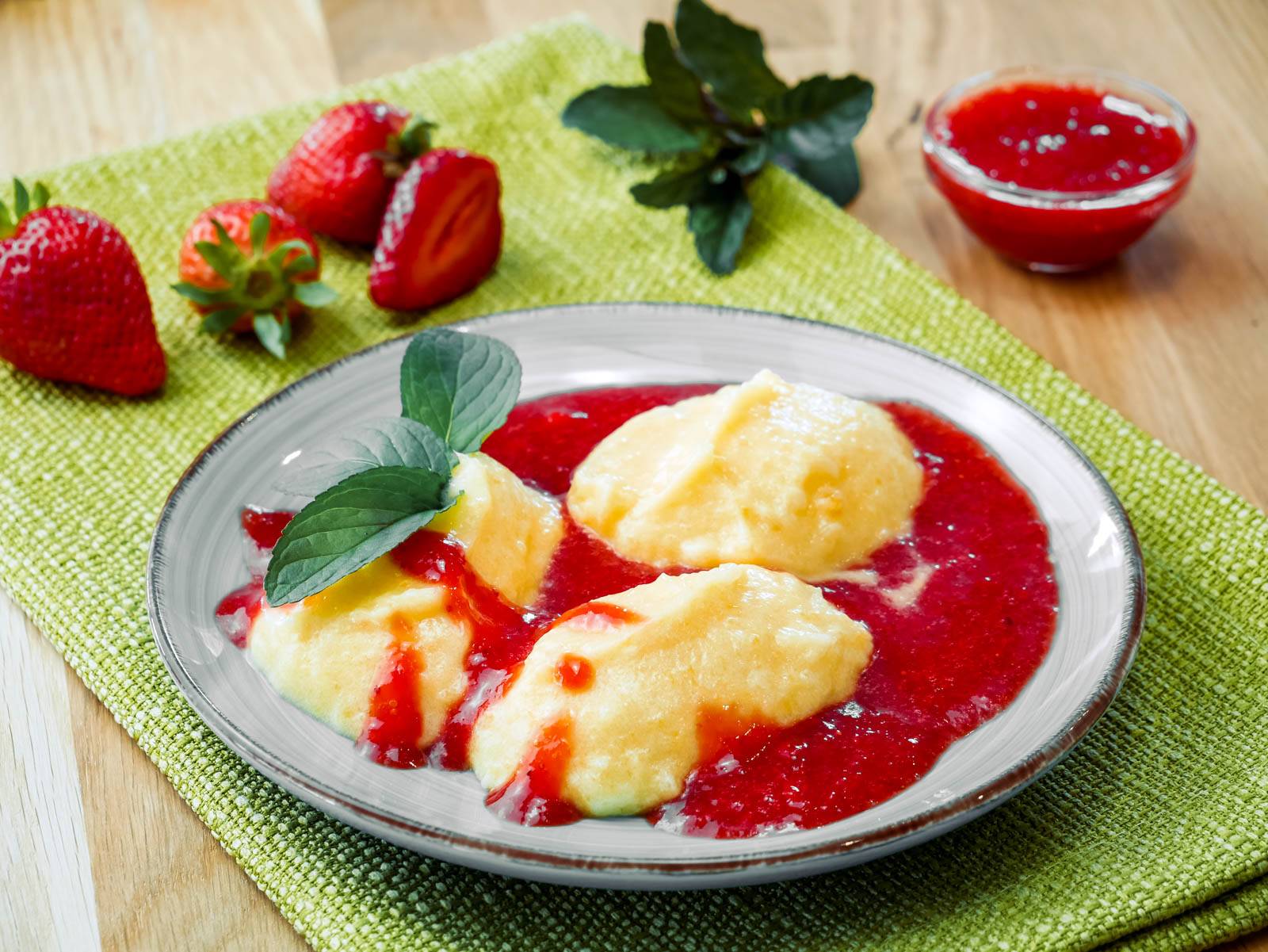 Mangomousse mit Erdbeersoße