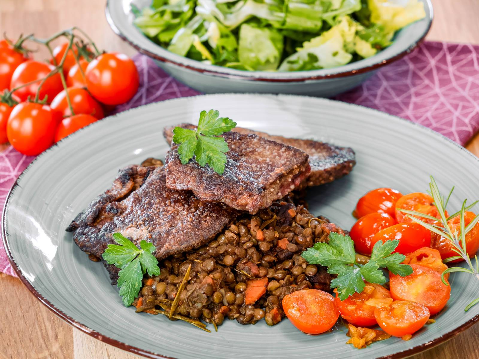Rinderleber auf Balsamico-Linsen leber braten mit mehl