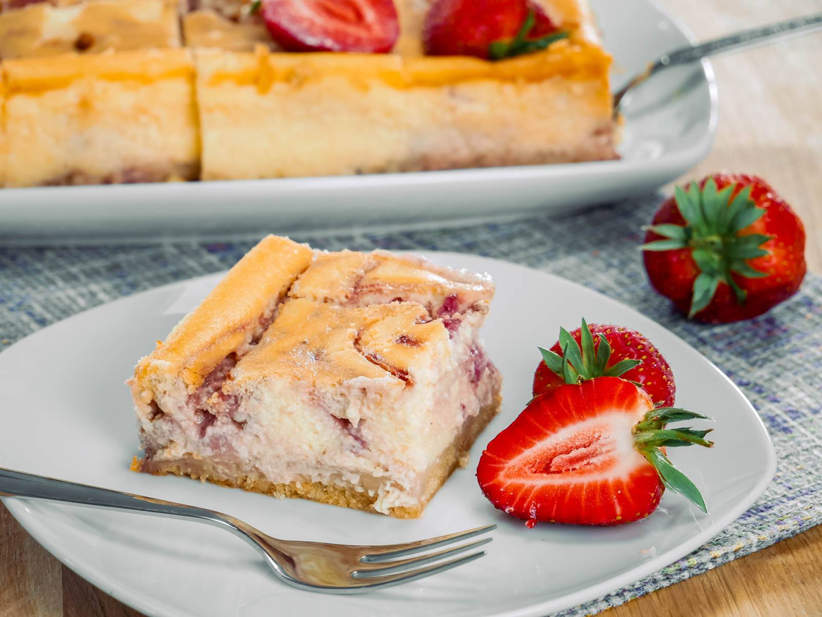 rhabarberkuchen mit pudding und streusel