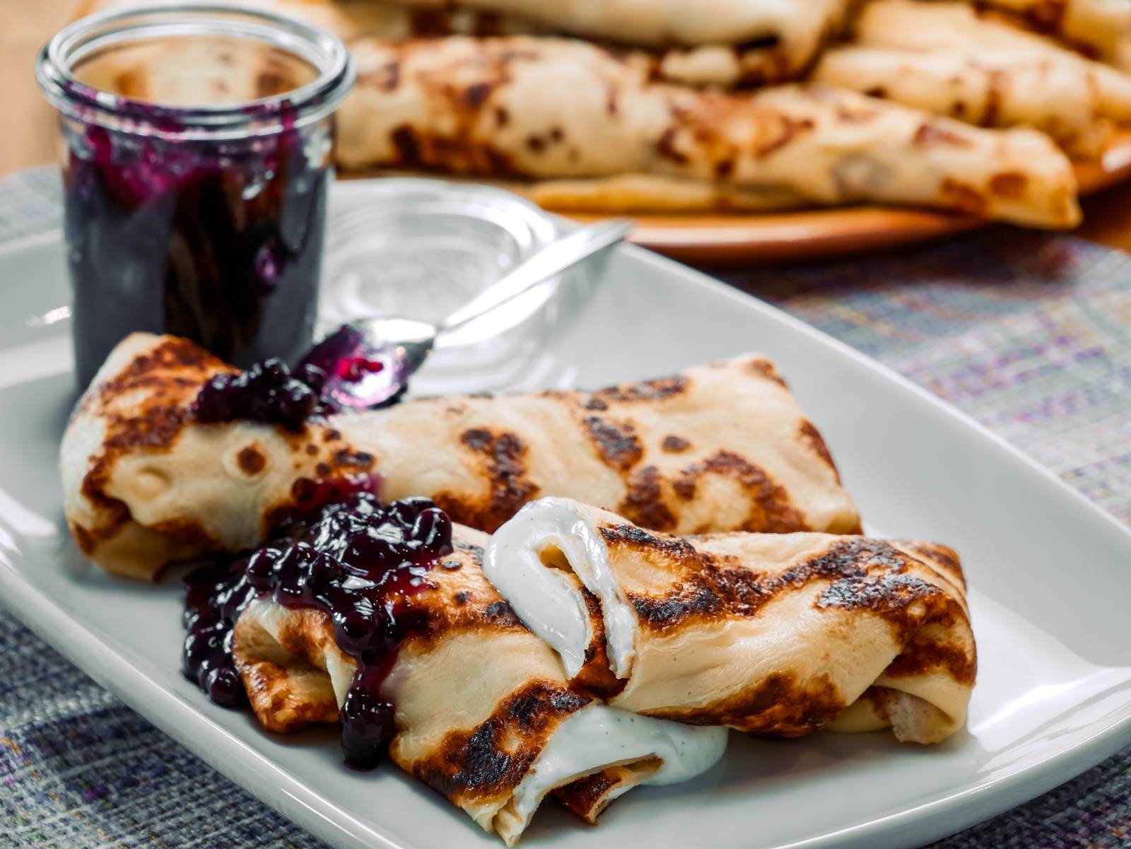 Gefüllte Crêpes mit Heidelbeerkompott