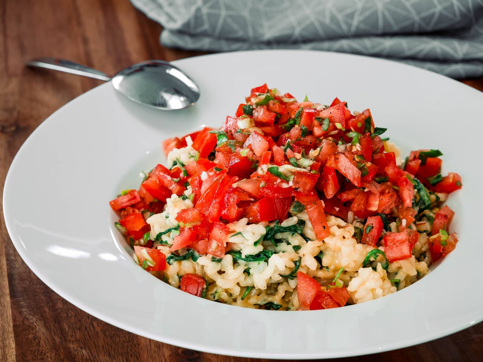 Tomatensalsa auf Rucola-Risotto
