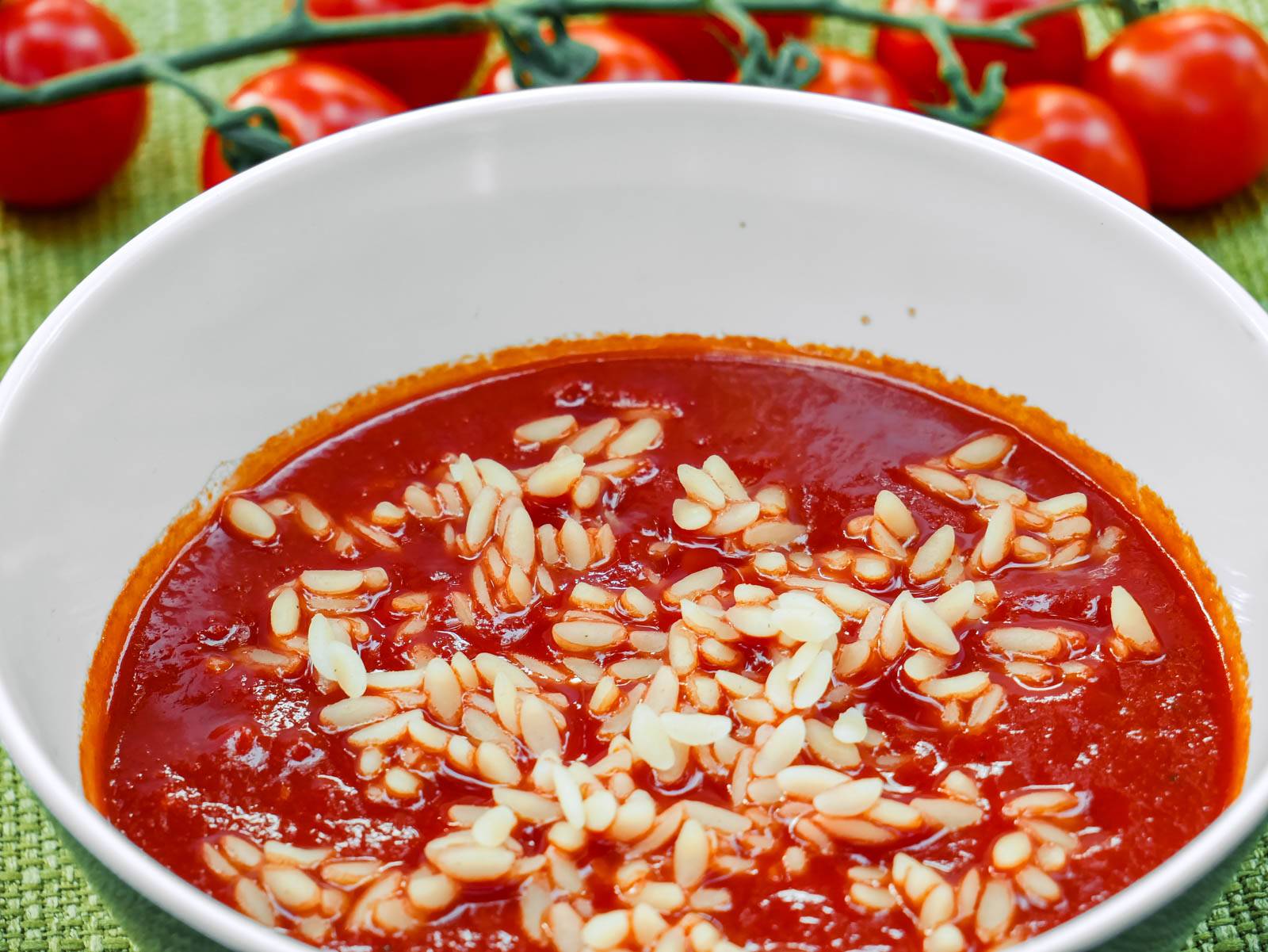 Leckere Tomatensuppe mit Nudeln – schnell und einfach zubereitet tomatensuppe mit nudeln