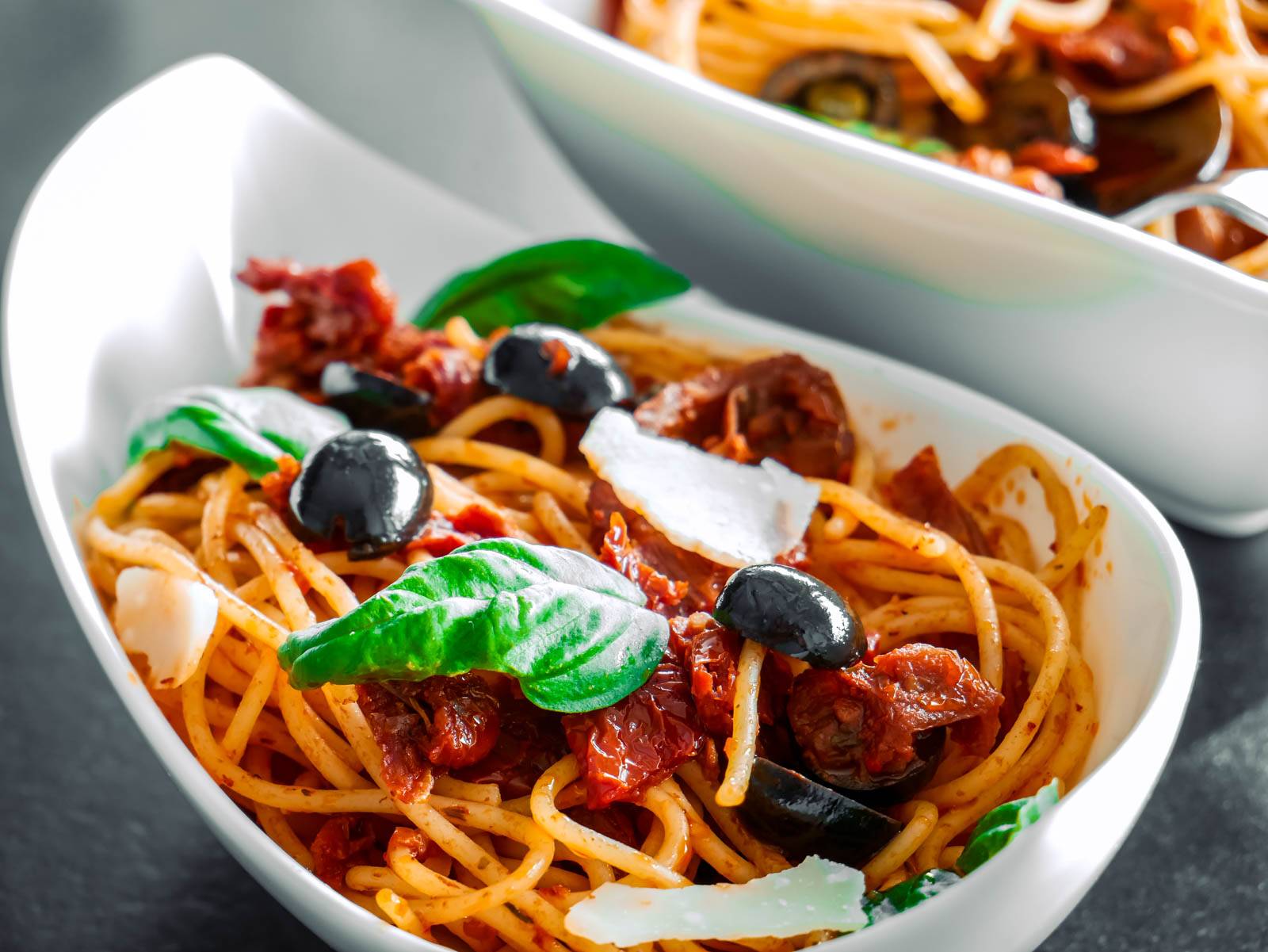 Spaghetti-Salat italienischer spaghettisalat mit getrockneten tomaten