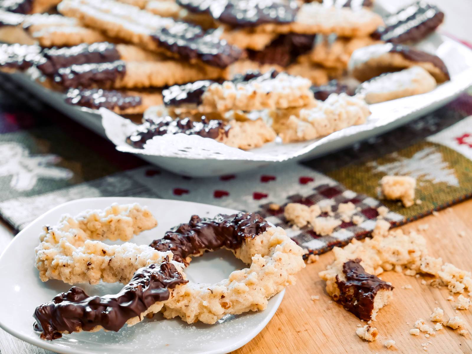 omas spritzgebäck mit haselnüssen