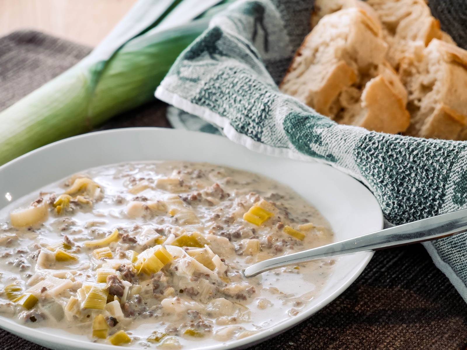 Herzhafte Hackfleisch Käse Lauch Suppe – der Hit für jede Party! hackfleisch käse lauch suppe