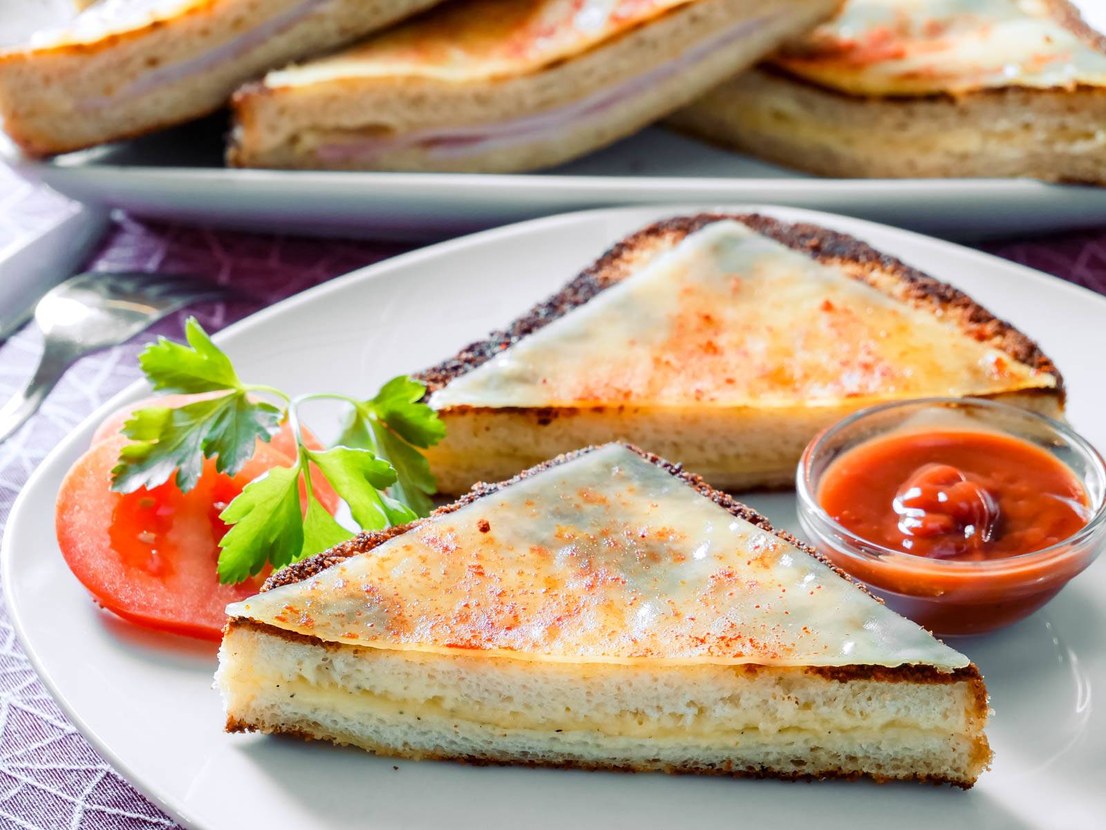 Armer Ritter mit Käse (und Schinken) arme ritter mit schinken und käse