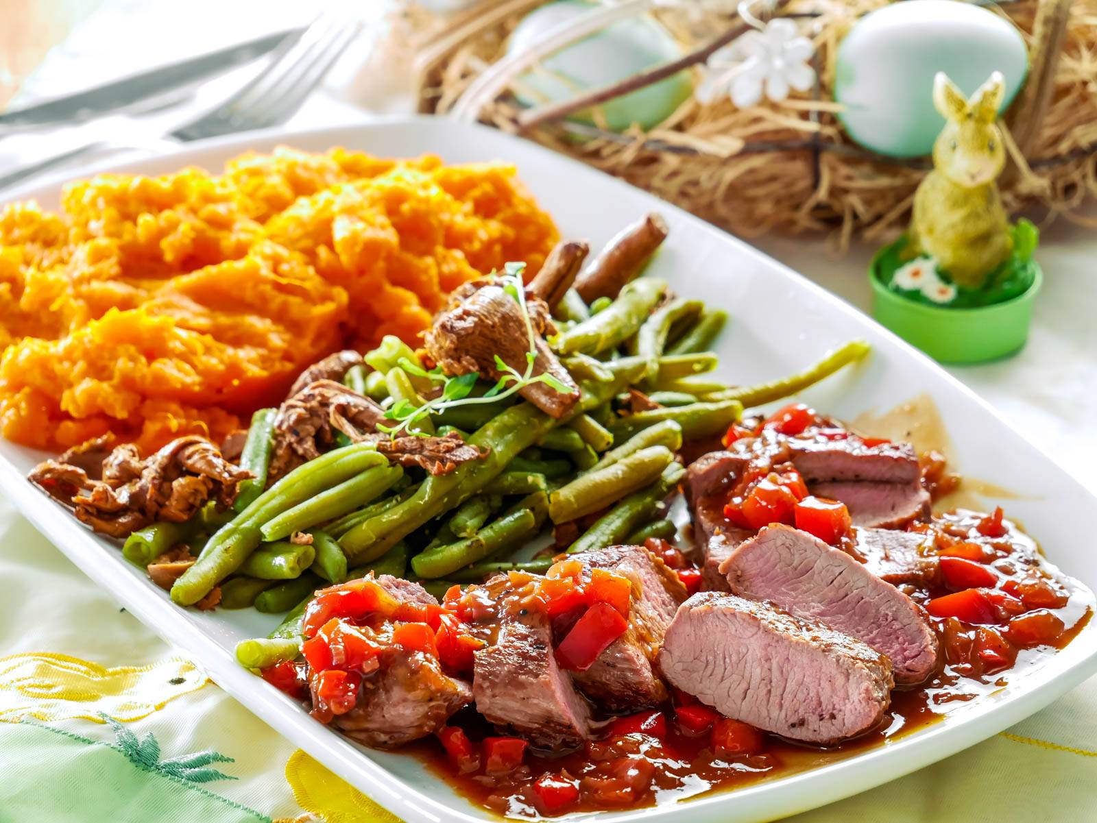 Lammlachse mit Süßkartoffelstampf und Pfifferling-Bohnen
