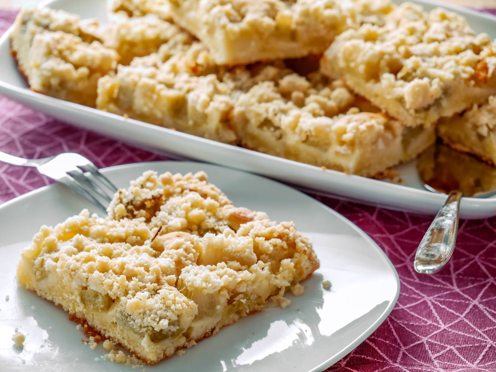 rhabarberkuchen mit pudding und streusel